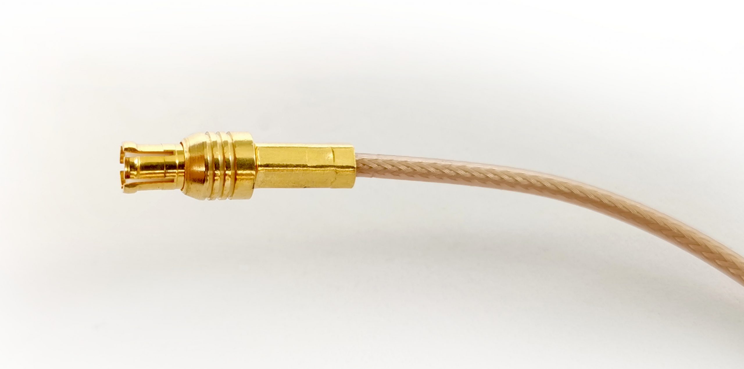 Micro-Koax Kabel mit angecrimpten vergoldetem Steckverbinder